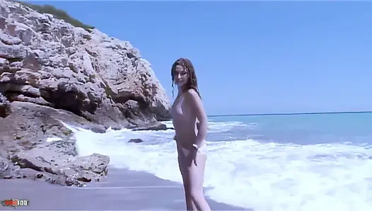 Monica Ledesma: das heiße amateur-schätzchen Monica Ledesma macht einen sexy strip im Meer