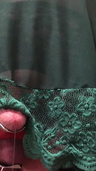 Érzelmes pillanat a "Crossdresser kemény és hosszú kéz nélkül élvez árammal"