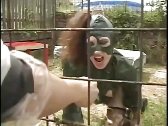 Escrava no cu de látex fodida em sua gaiola