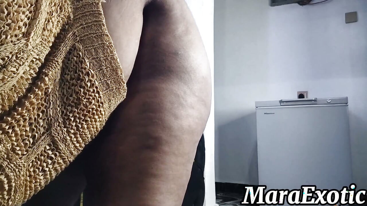 Dikke kont zwarte schoonmaakster naakt schoonmaken thuis - Mara Exotic