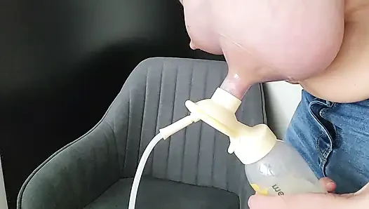 doğal göğüslerden damlayan lezzetli süt