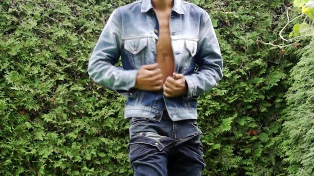 Public outdoor masturbation in extremely hot jeans