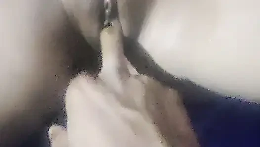 Üvey erkek arkadaşı amcığını üvey sevgilisine gösterdi ve masaj yaptırıyor