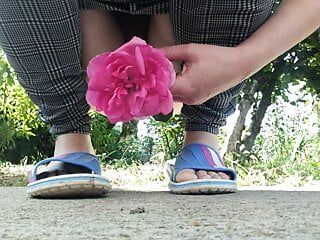 Brudna rozmowa i sikanie z mojej owłosionej dużej różowej cipki nad różową różą