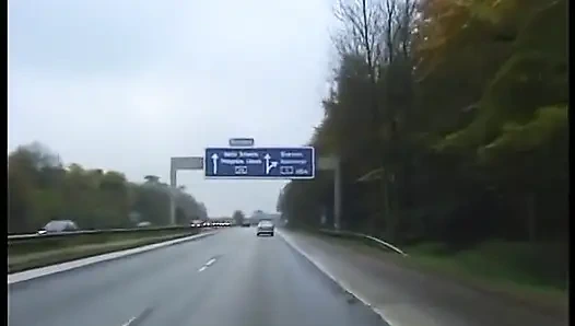 Cewek pirang dientot di dalam mobil saat threesome