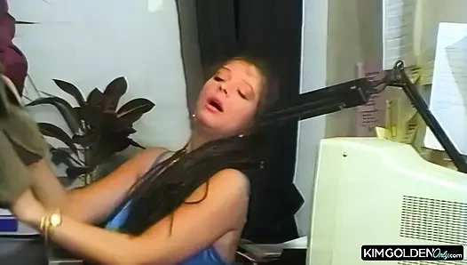 Wilder Buerofick mit leidenschaftlicher Schoenheit