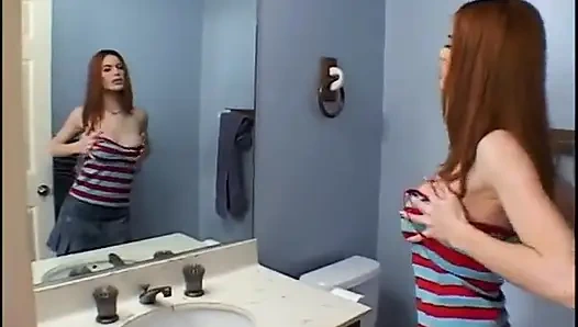 Она играет с ее огромными сиськами и раздвигает свою киску, затем получает двойное проникновение