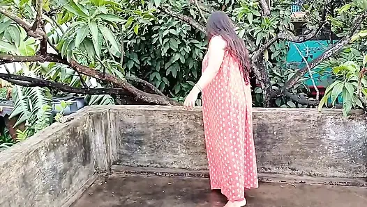 Nachbarin sah, wie Komal sie fingerte, packte ihr land und zog sie unter, dann urinierte sie darauf