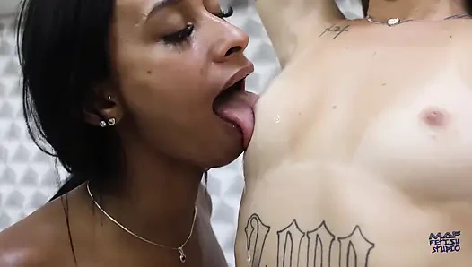 Janaina göğüslerini emiyor ve koltuk altlarını yalıyor!