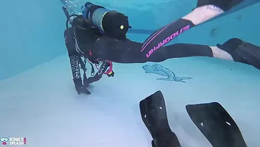 Unterwasser-Tauchsklaventraining - dominiert in chains & wetsuit Edging