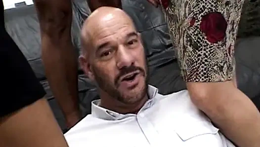 Sarışın orta yaşlı seksi kadının vahşi ayak fetişi ve sert seans