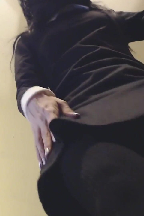 Časna sestra gaže stopala za Noć veštica