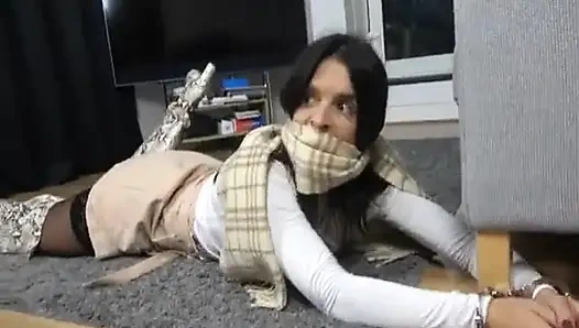 Latina in handschellen entkommt herausforderung mit Otm Gag!