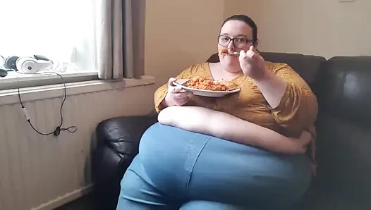 Perut besar ssbbw saat makan di sofa