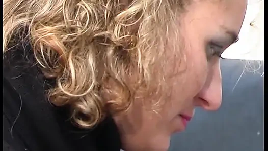 Она бреет свою киску, а затем трахает это пальцами