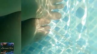 수영장에서 ☀🌊 발과 함께 일광욕