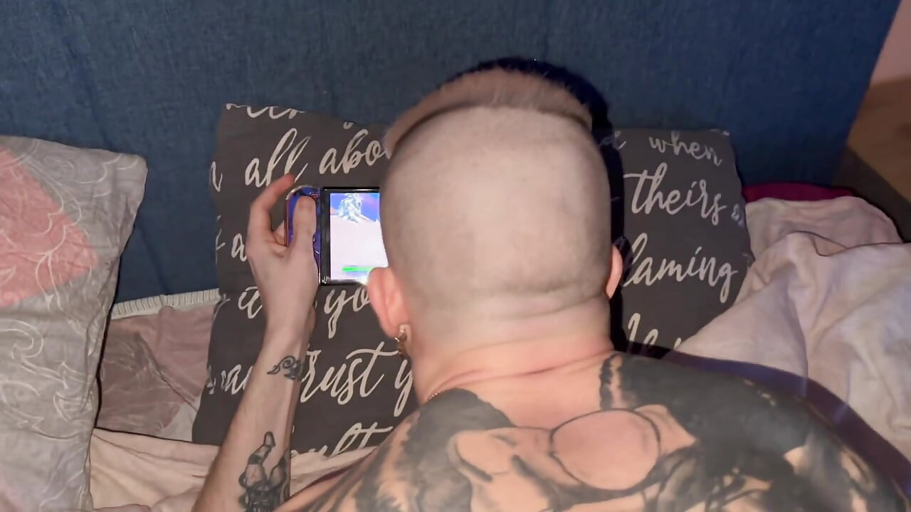 My Hole Gets Fucked with a Big Dick While I Play Fortnite