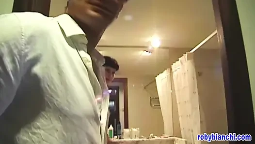 Madison Stone büyük yarağı götüne alıyor ve vahşi bir şekilde biniyor