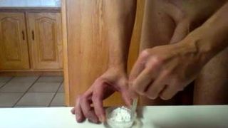 Cappuccino-Muffin mit mit Sperma gefüllter Zuckerglasur