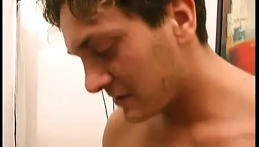 Büyük memeli esmer genç kız sert seksi seviyor