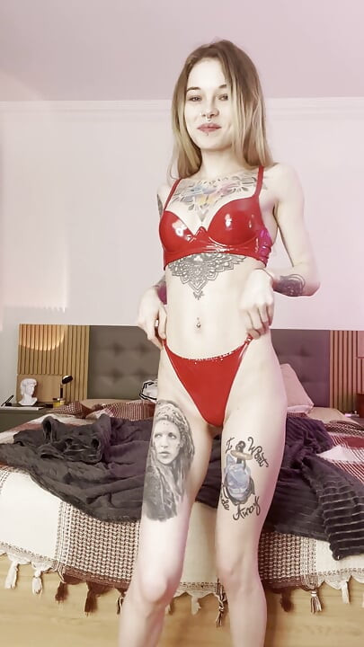 Safada loira esticando o cu com enorme brinquedo e mostrando arrombamento