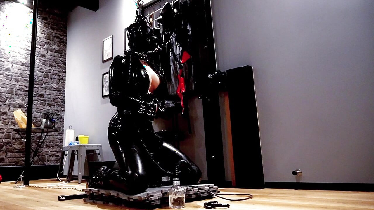 Sybian'a ciddi bir şekilde kendini esaret altında bağlı