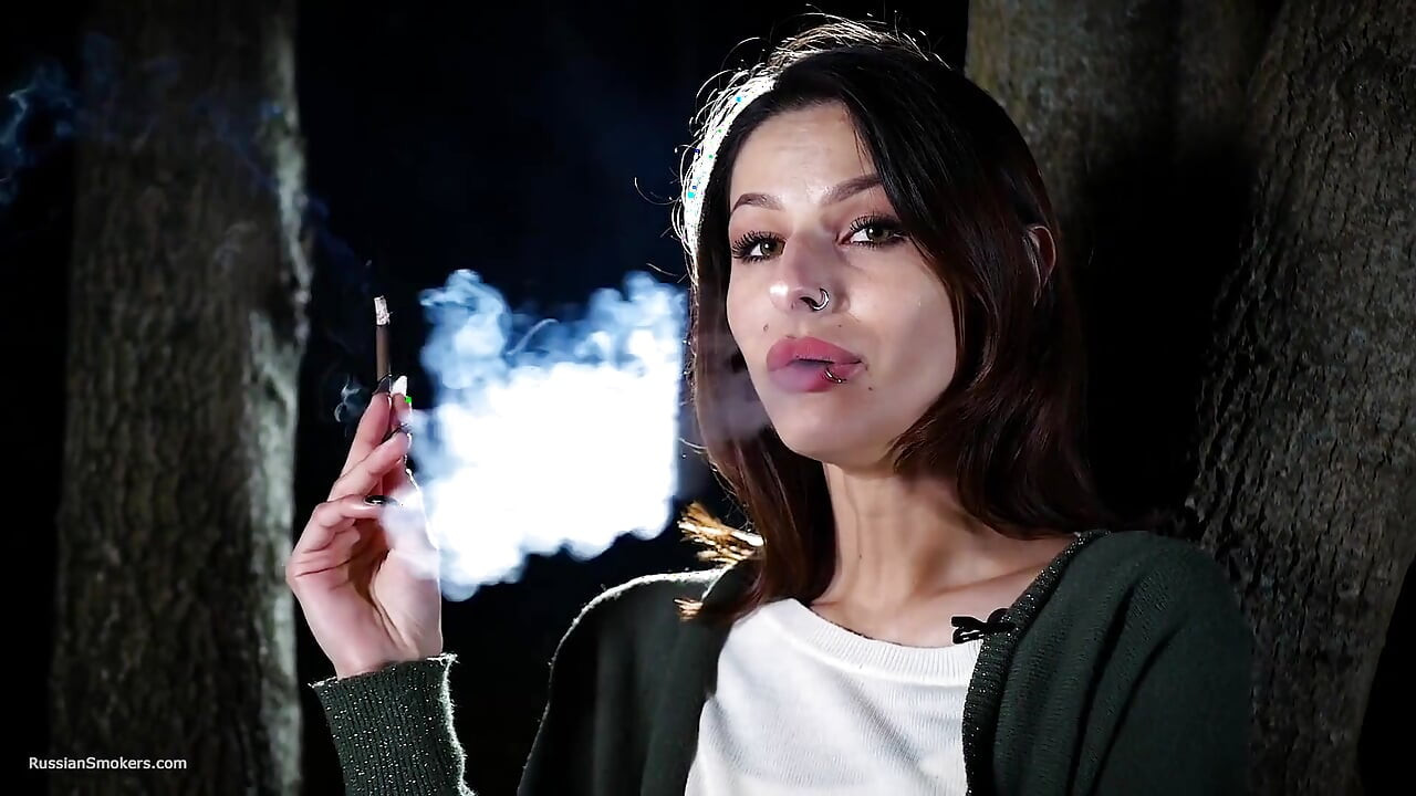Awek Rusia manis merokok dengan rokok di luar siang hari