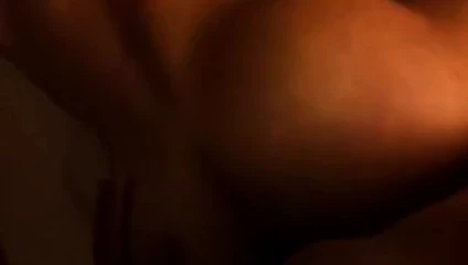 Bir yapay penis ve bir horoz içinde onun göt