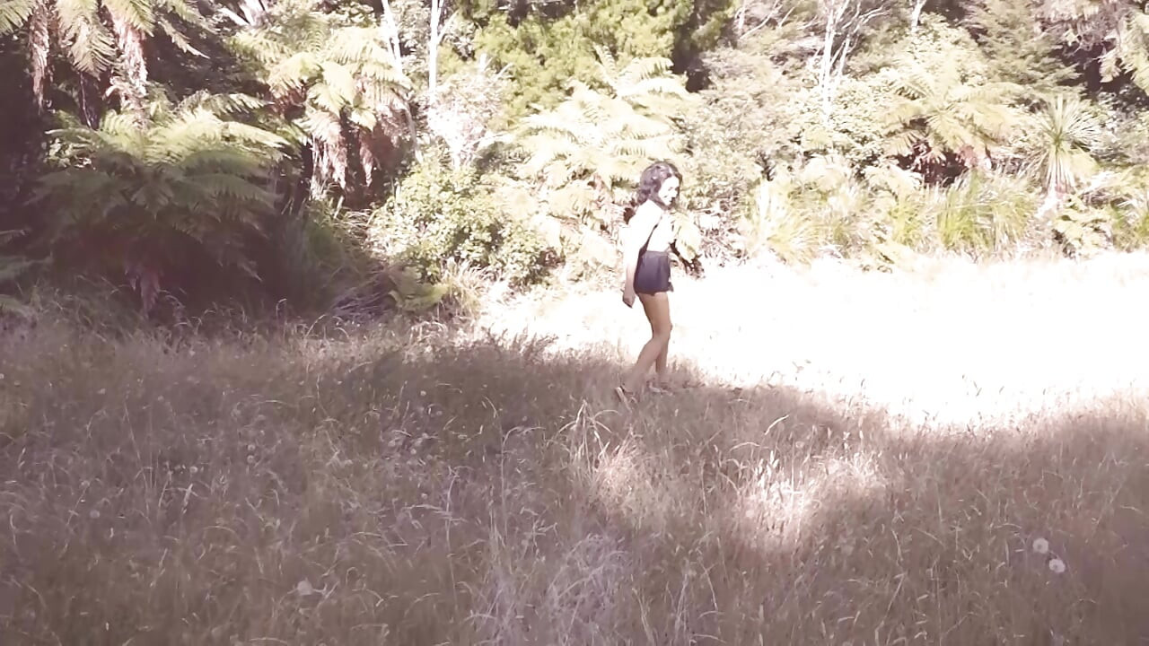 Peri hutan Nimfo Wyld Yasmin berlari dan menari topless di hutan