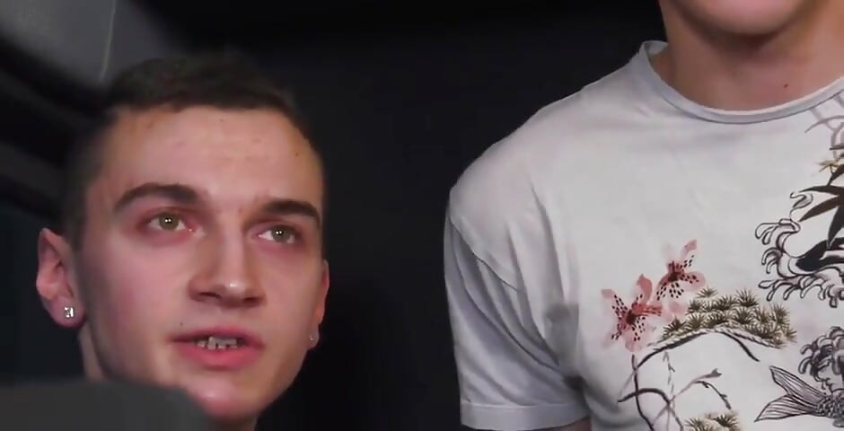 2731 和法国男孩在巴黎路上的公交车群交