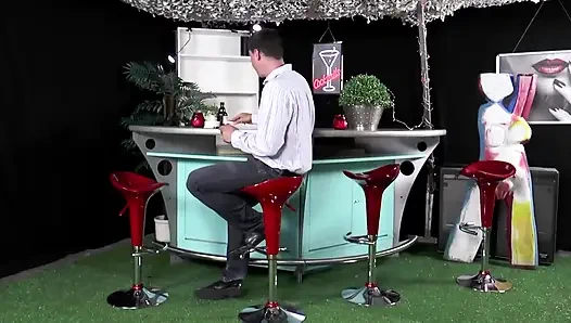 Шлюшки на барной стойке, фильм - всех немецких официанток жестко принимают в безостановочной оргии в баре