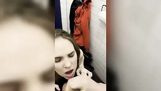 Она отсасывает у первого мужика, которого она встретила в ночном клубе