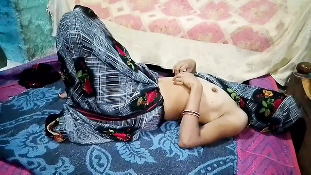 Aaj padosan bhabhi ki jamkar chudayi kar diya bhabhi chilla gayi or condom fat gaya to sara maal bhabhi ki chut me hi chhut gaya