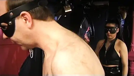 Brünette deutsche heiße mutter wird in BDSM mit vibratoren gefickt