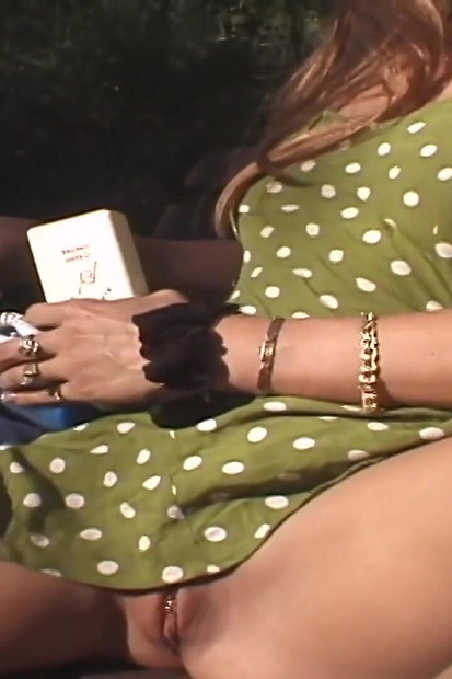 Ashley szabadtéri pisilés és maszturbáció