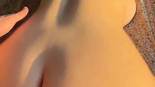 Berbagi ranjang sama adik tiriku yang pantat montok berubah jadi seks gairah - pov