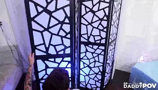 Bella Blu с большой задницей привлекает внимание врачей, что превращается в интимную близость