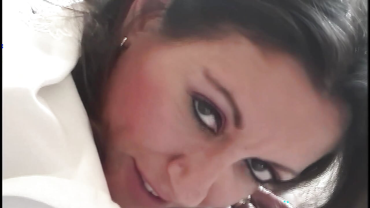 Sperma-spottande slampa skämmer bort honom med ett kåt bröstknull