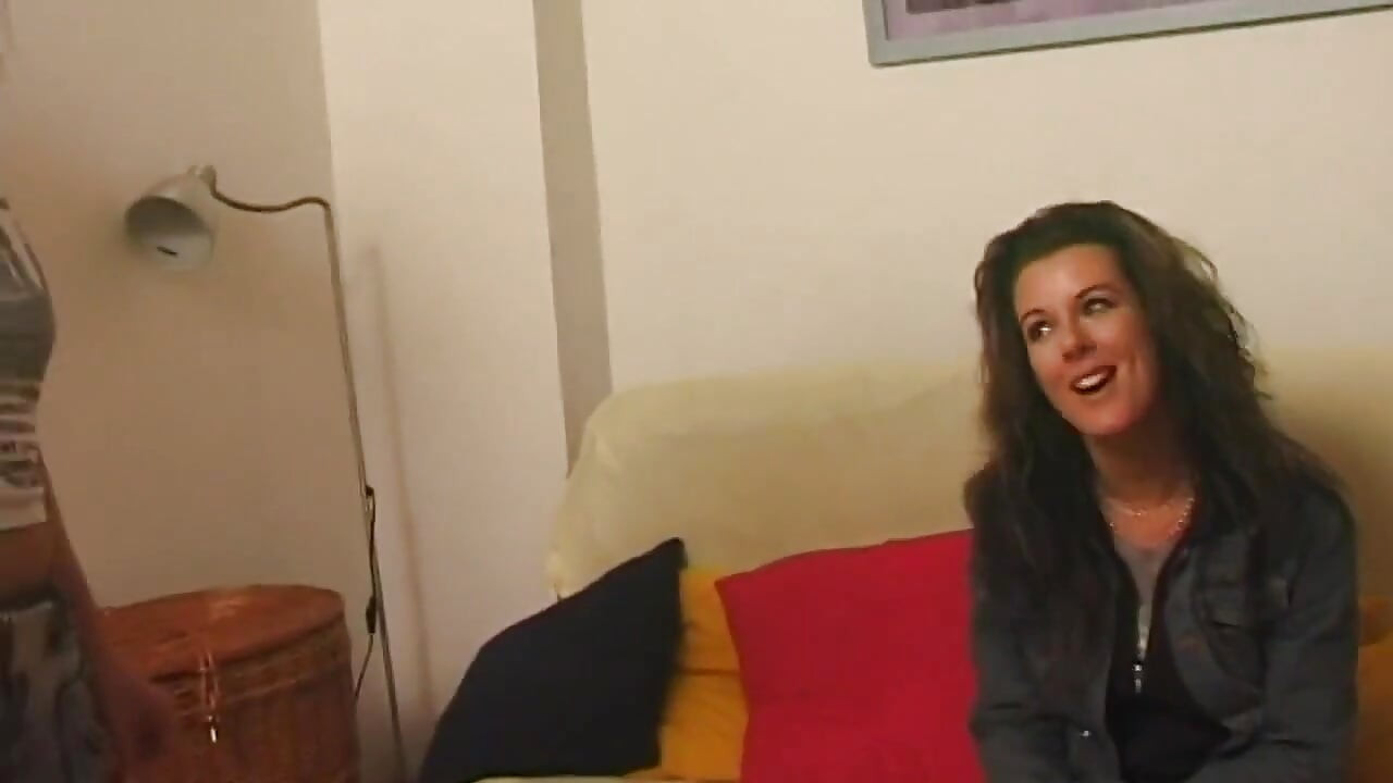 Brunette muda yang lucu memperkenalkan dirinya dan pantatnya yang menakjubkan