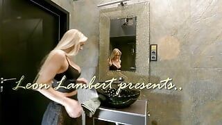 Сексуальная и возбужденная блондинка-домохозяйка с большими сиськами без трусиков показывает киску и ее красивую голую задницу