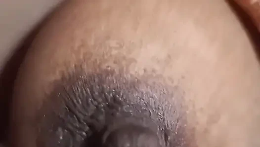 Mengisap payudara terbesar istriku dengan sangat menyenangkan