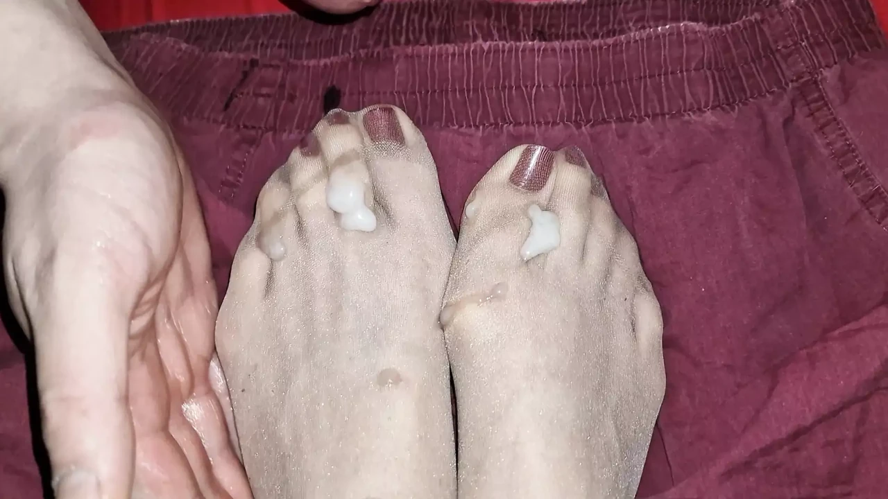 Cum on nylon feet