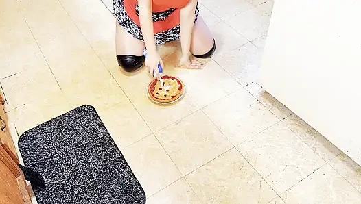 Ebony Housewife Smashes and Squirts on Pie