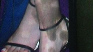 Pancutan mani pada kaki seksi Elizabeth Olsen