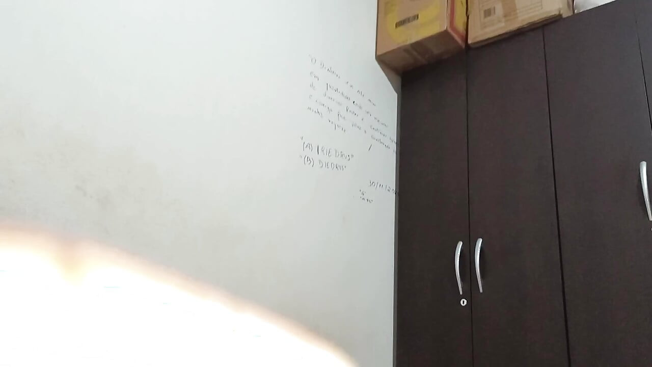 Tôi bắt gặp cô ấy trong phòng xem ngon như thế nào