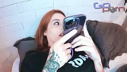 Cuckold-freund duscht, während der freche nachbar die muschi einer rothaarigen fickt