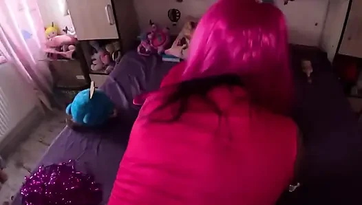 Orta yaşlı seksi ponpon kız azdırıyor. Pembe üniforma, lolipop oyunu ve dağınık yatak odası fantezisi