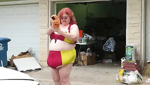 Sexy reife rothaarige bbw krankenschwester Vicki wäscht ihr auto!