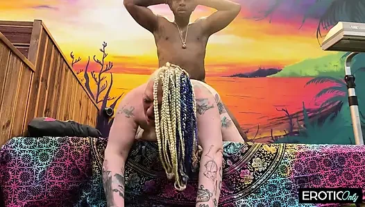 Похотливую толстушку жестко трахают