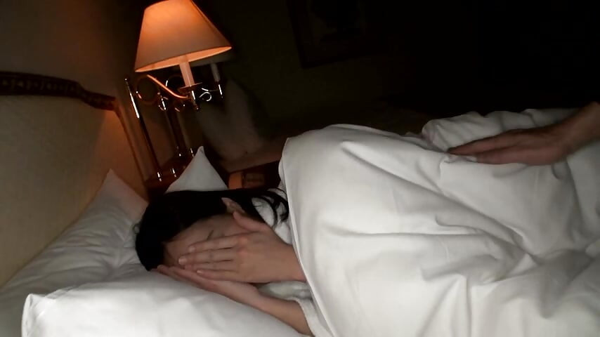 Săruturi și dorință șoptită într-un moment care nu ar trebui să existe